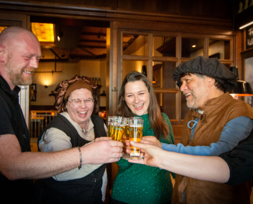 Lustige Runde beim Anstoßen mit Bier