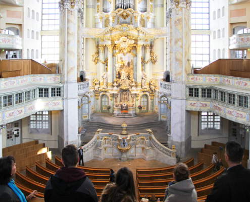 Blick von den Emporen auf Altar und Orgel der Frauenkirche