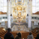 Blick von den Emporen auf Altar und Orgel der Frauenkirche