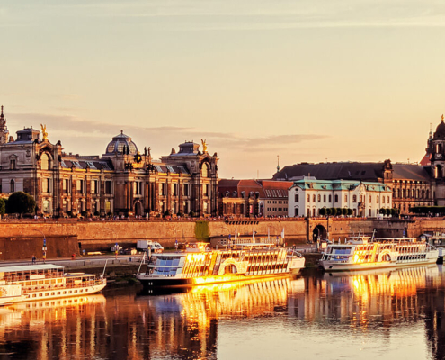 Blick über die Elbe auf die Dresdner Altstadt bei Abendsonne