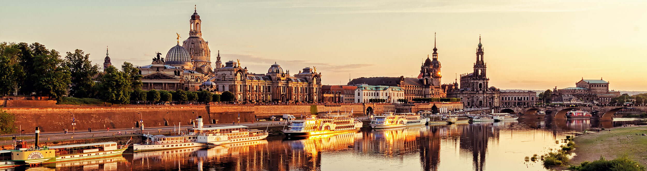 Blick über die Elbe auf die Dresdner Altstadt bei Abendsonne