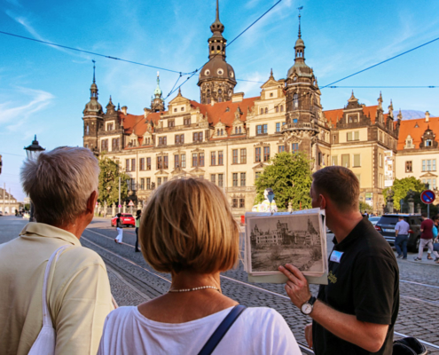 Stadtführung vor dem Residenzschloss in der Dresdner Altstadt