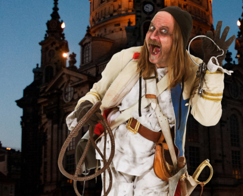 Kerkermeister mit Gefängnisschlüssel und Peitsche nachts vor der Frauenkirche