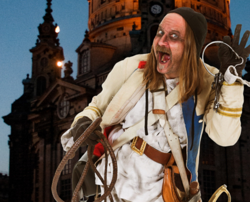 Kerkermeister mit Schlüsselbund vor der Frauenkirche Kerkermeister mit Gefängnisschlüssel und Peitsche nachts vor der Frauenkirche