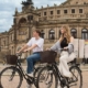 Junge Leute auf Leihfahrrädern vor der Semperoper