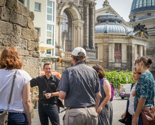 Touristengruppe bei einer Stadtführung auf dem Dresdner Neumarkt