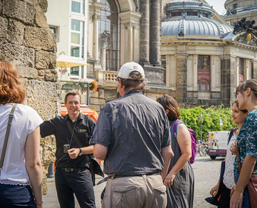 Stadtführung auf dem Neumarkt Touristengruppe bei einer Stadtführung auf dem Dresdner Neumarkt