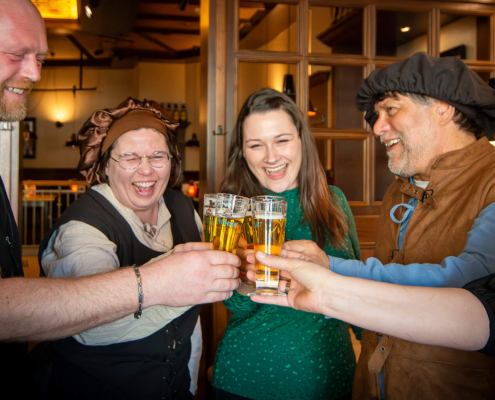 Lustige Runde beim Anstoßen mit Bier