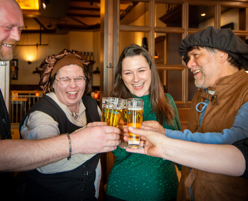 Lustige Runde beim Anstoßen mit Bier