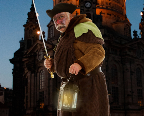 Der Dresdner Kerkermeister mit Schwert und Laterne vor der Frauenkirche