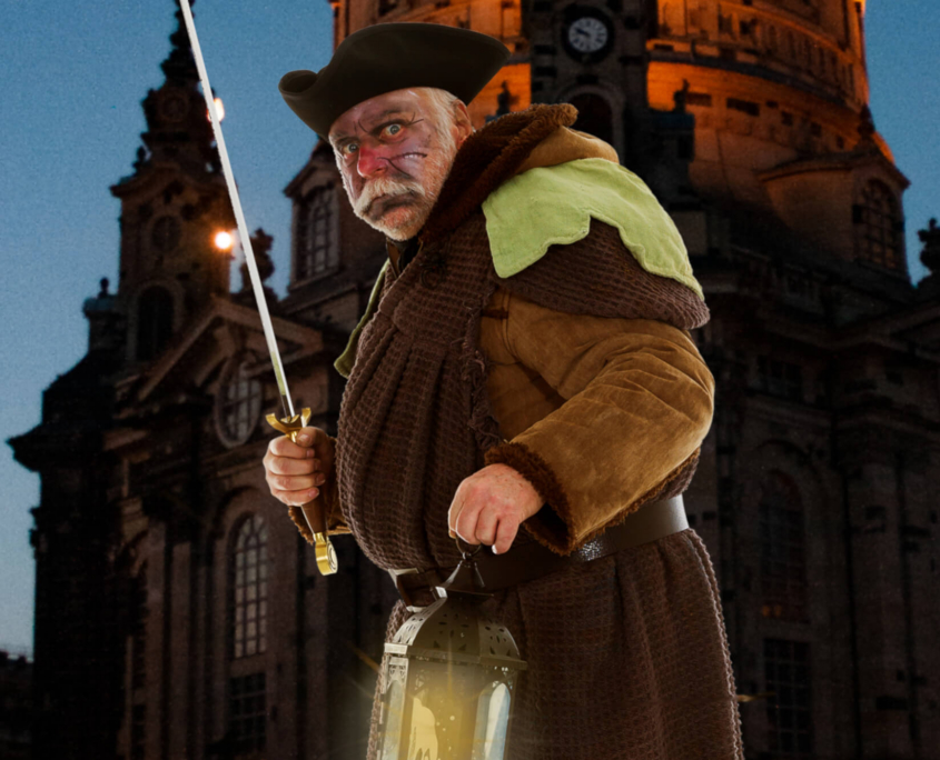 Kerkermeister_@Silvio_Dittrich_Kersten_Roscher Der Dresdner Kerkermeister mit Schwert und Laterne vor der Frauenkirche