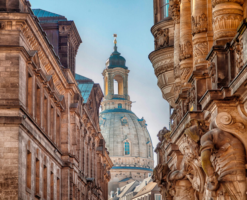 Blick über die Augustustraße auf die Frauenkirche