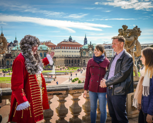 Kostümführung Dresden Zwinger Ein Schauspieler im authentischen Kostüm als August der Starke im Zwinger