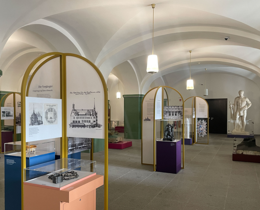 Ausstellung zur Stadtgeschichte im Foyer des Dresdner Rathauses