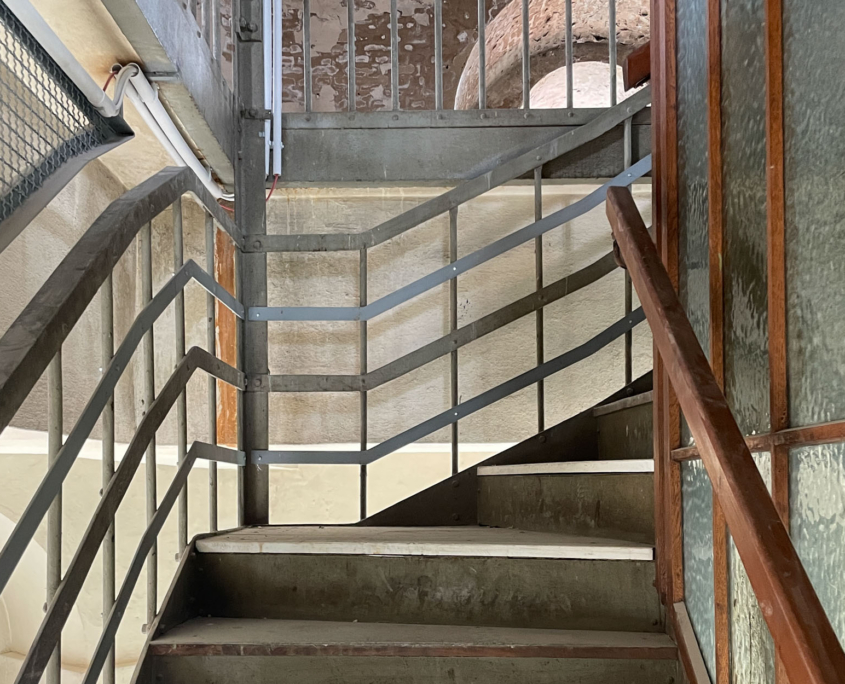 Eine Holztreppe führt über die oberen Etagen zur Aussichtsplattform des Dresdner Rathausturms