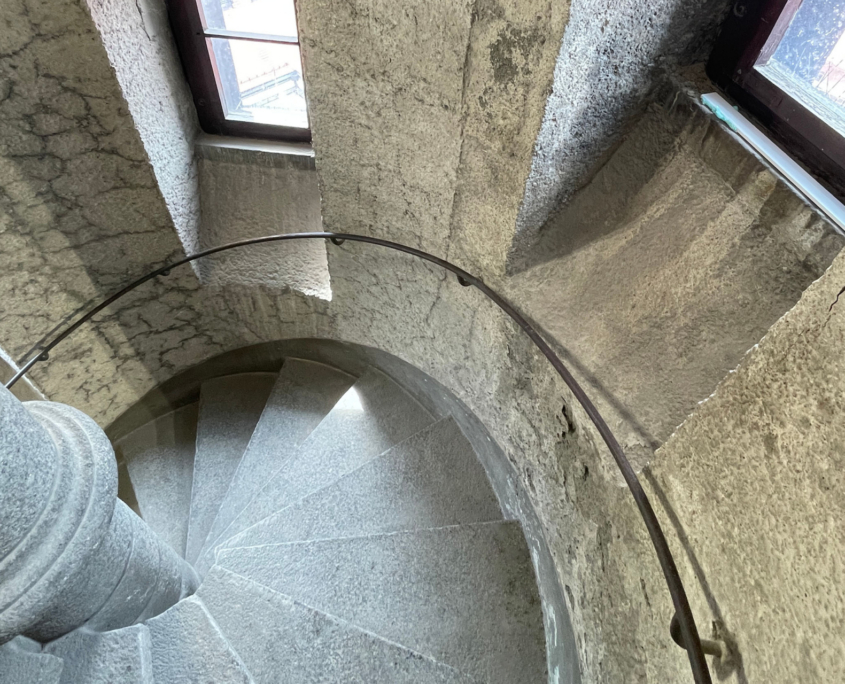 Der Aufstieg zum Rathausturm führt über diese steinerne Wendeltreppe