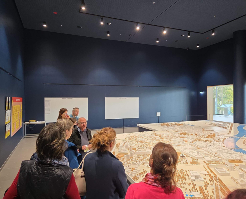 Blick auf ein Stadtmodell im Stadtforum Dresden