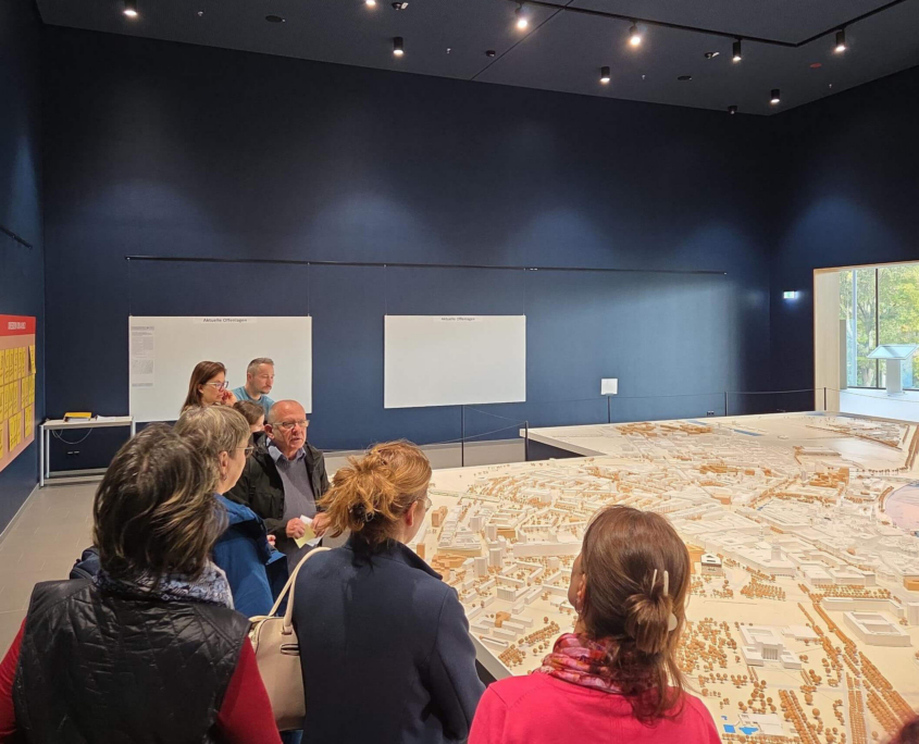 Blick auf ein Stadtmodell im Stadtforum Dresden