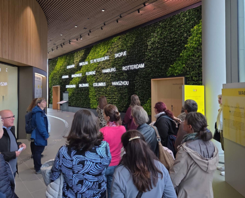 Stadtforum Dresden Führung Dresden Tours 03 Besucher betrachten die begrünte Wand mit Partnerstädten im Stadtforum Dresden