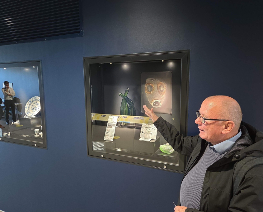 Ein Gästeführer zeigt Ausstellungsstücke im Stadtforum Dresden