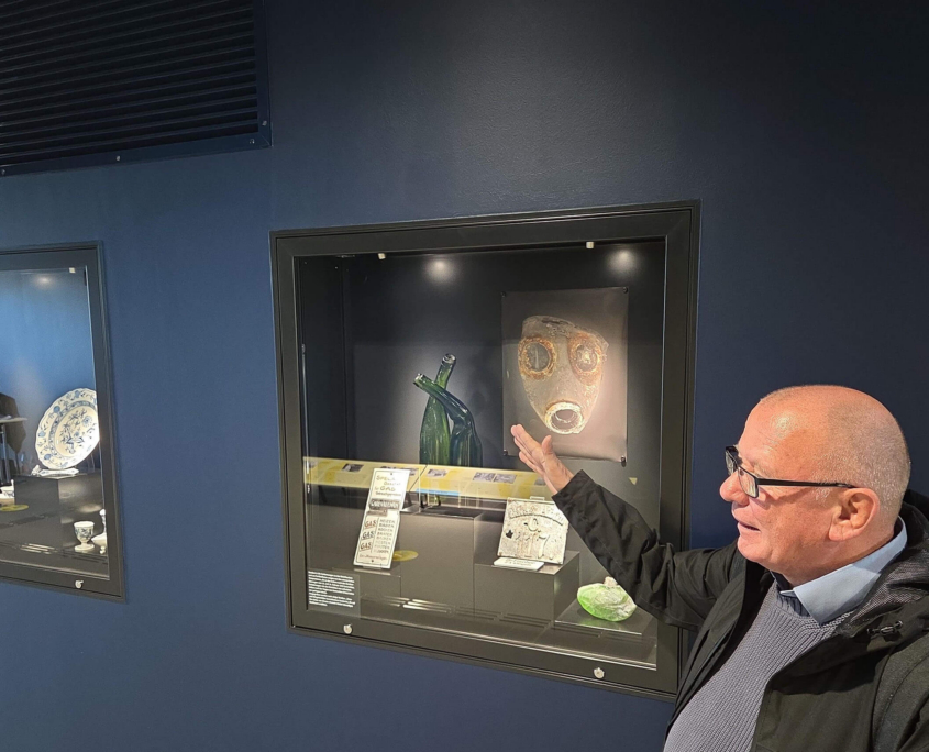 Ein Gästeführer zeigt Ausstellungsstücke im Stadtforum Dresden