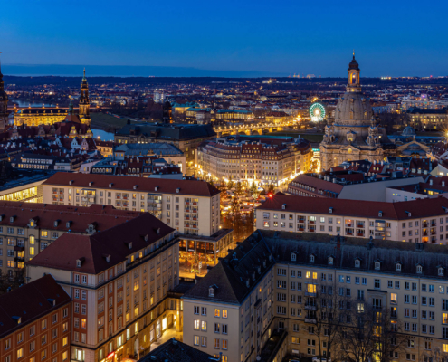 Aussicht vom Dresdner Rathausturm zur Altstadt, mit Frauenkirche und Neumarkt, in der Ferne die Chipfabriken im Dresdner Norden