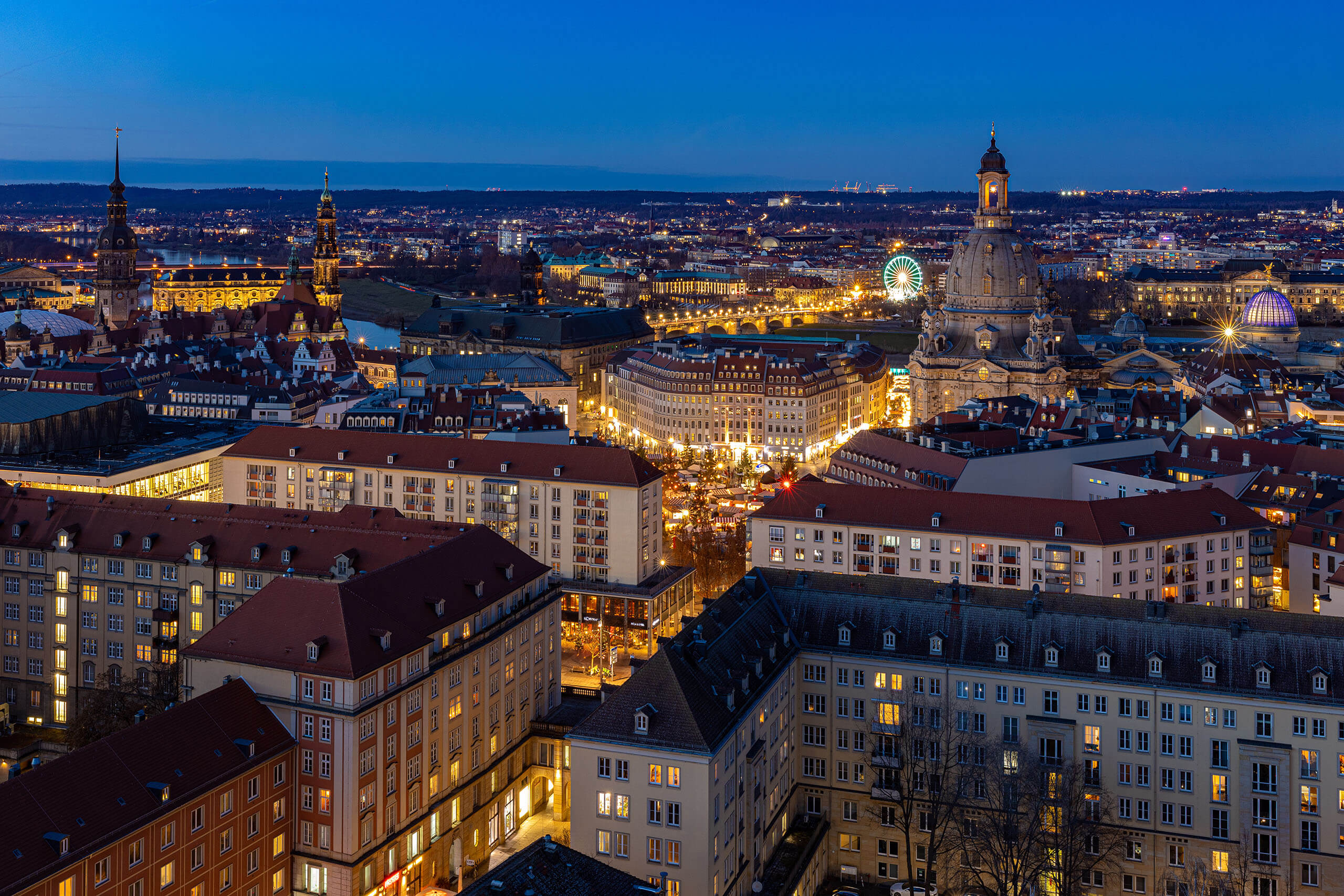 Aussicht vom Dresdner Rathausturm zur Altstadt, mit Frauenkirche und Neumarkt, in der Ferne die Chipfabriken im Dresdner Norden