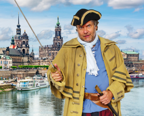 Stadtführung Stadthauptmann Dresden Bruehlsche Terrasse Der Dresdner Stadthauptmann, im Hintergrund die Dresdner Altstadt