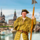 Der Dresdner Stadtwächter mit seiner Hellebarde, im Hintergrund die Dresdner Altstadt
