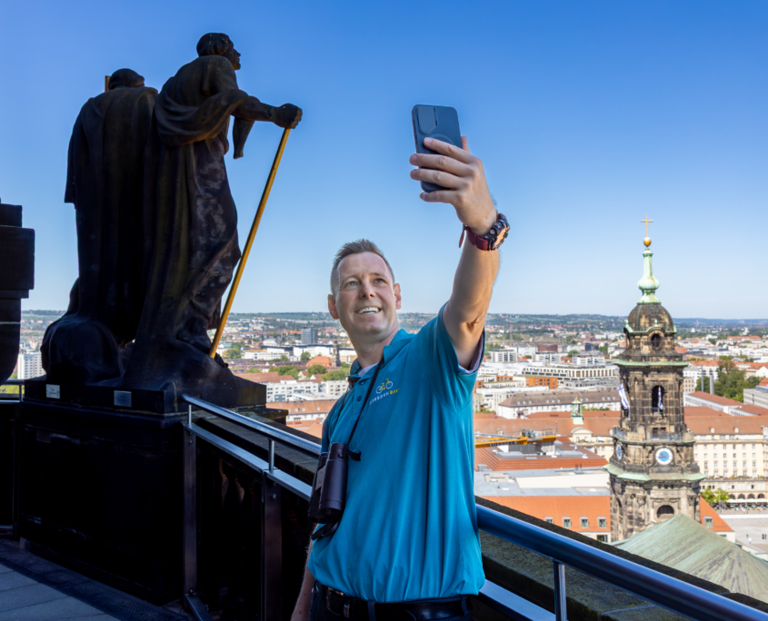 Foto auf Aussichtsplattform Rathausturm Ein Mann macht ein Selfie auf der Aussichtsplattform des Dresdner Rathausturms