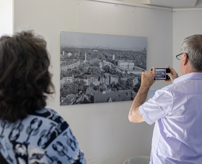 Turmzimmer Dresdner Rathausturm Ein Mann und eine Frau betrachten ein Bild im Turmzimmer des Dresdner Rathausturms